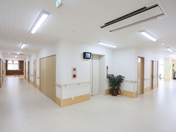 広々とした明るい廊下