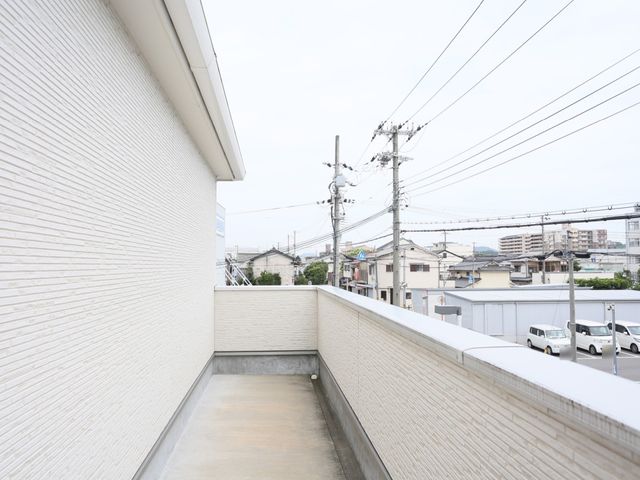 屋上の空いている空間 施設 ゆったりとしたテラスは、開放感があり、新鮮な空気を味わうことができます。清潔な施設環境で働けることをお約束します。