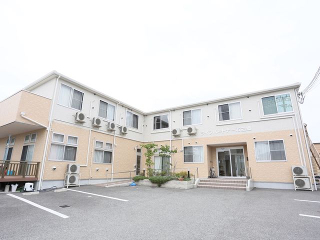 清潔感のある建物の外観 外観 きれいに保たれた建物で、エントランスには手すりも設置され、訪れる方を暖かく迎えます。明るい雰囲気の職場で、一緒に働きませんか？