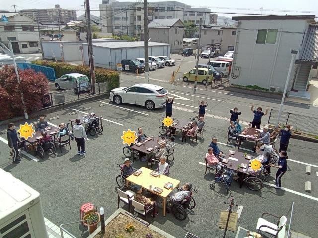 屋外での憩いの時間 中庭 ゆったりとした空間で、緑あふれる中庭にて、訪れた方々が日々のひとときを楽しまれています。