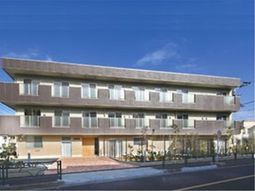 明るい外観の建物