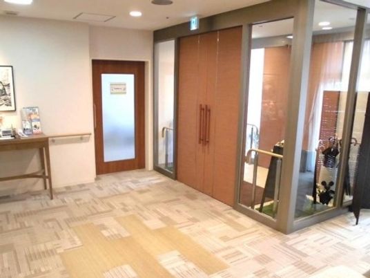 エントランスのガラス扉