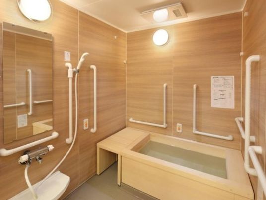 手すり付浴室のインテリア