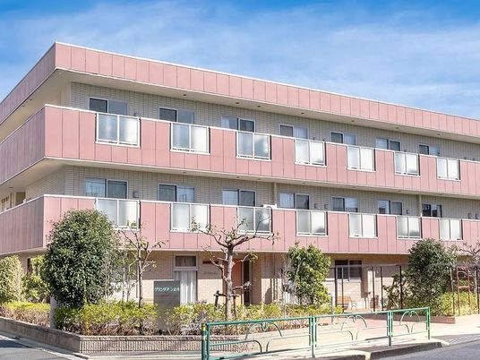 モダンな外観の建物