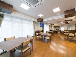 明るい食堂の空間