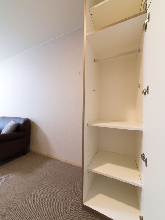 開いたクローゼットの角部屋