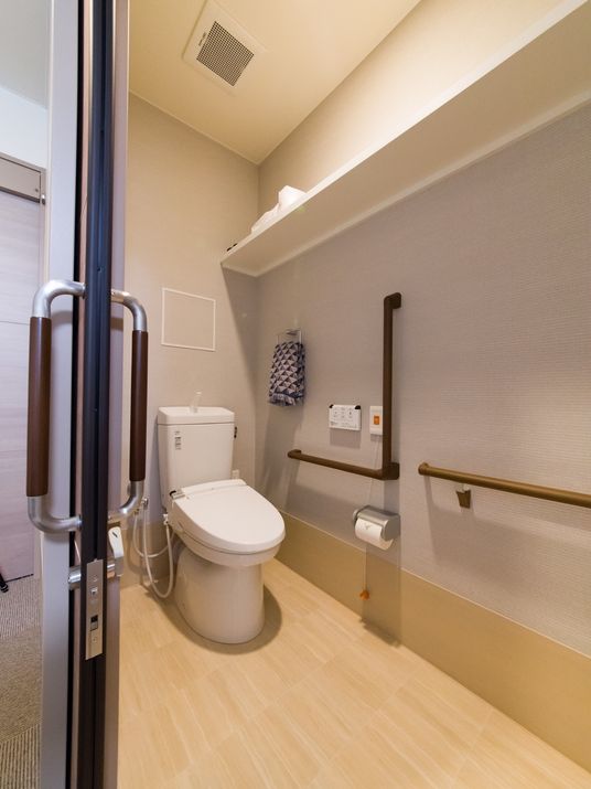 手すり付き清潔なトイレ