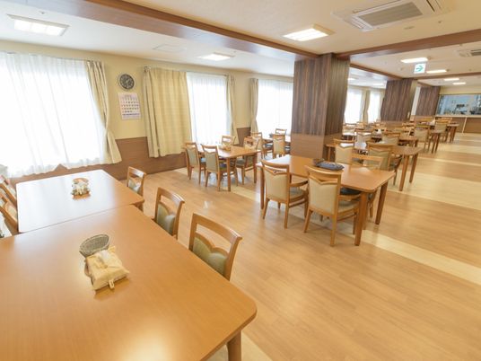 明るい食堂の様子