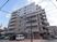 多階層のモダンな建物外観