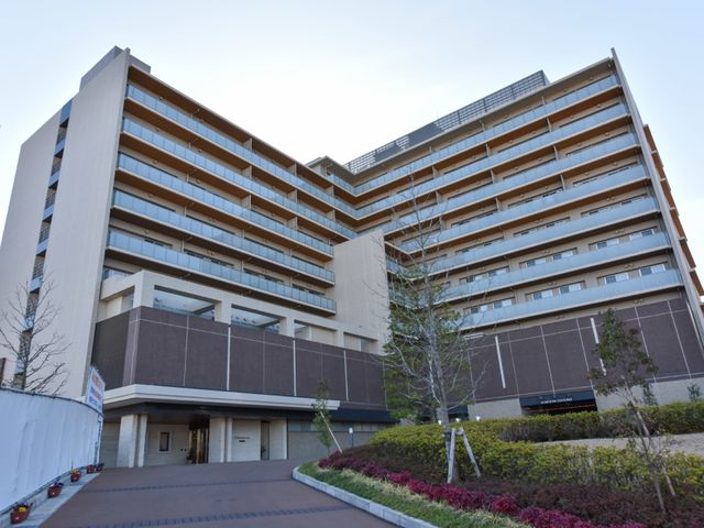 多階層モダン建築の外観 建物外観 清潔感ある外観の建物です。周囲は緑に囲まれ、心地よい環境でお仕事ができるでしょう。