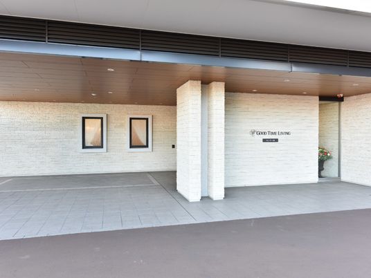 明るいエントランスの全景