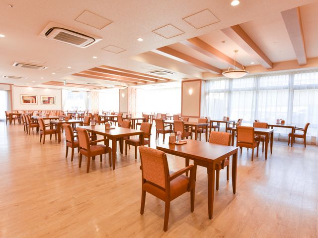 広々とした明るい食堂 レストラン 広々とした落ち着いた色調の食堂です。天井の高さと自然光が心地よい空間を演出しています。