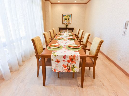 食事準備されたダイニングテーブル