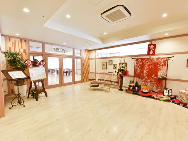 和風装飾のあるロビーエリア 共用部 広々としたロビーは、日本の伝統的な装飾が施され、心安らぐ空間を提供しています。ここでの仕事は、日々の快適な環境づくりに寄与することでしょう。