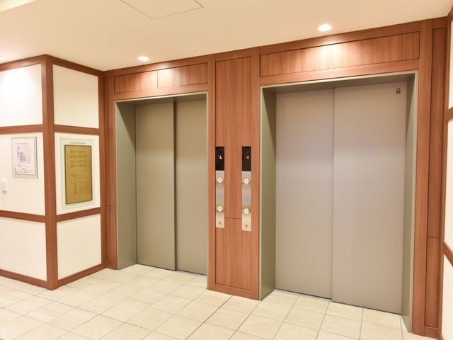 エレベーター前の通路 エレベーターフロア 広々としたエレベーターホールは、バリアフリー設計で安心してご利用いただけます。スタッフの動線も考えた、スムーズな移動が可能な設計になっております。