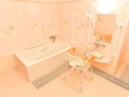 手すり付きのバリアフリー浴室