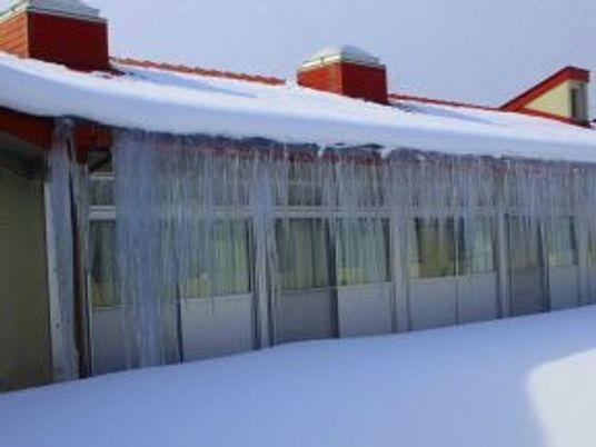 雪の積もる建物外観  