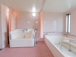 ピンクの浴室設備
