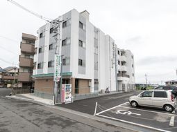 白い建物の外観