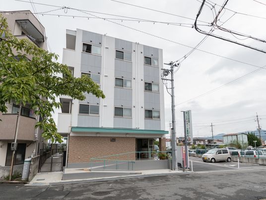 白い建物のエントランス風景
