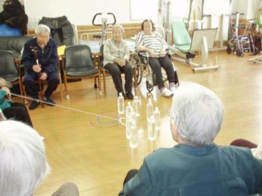 椅子に座る人々