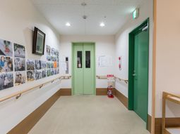 廊下の壁に掲示物