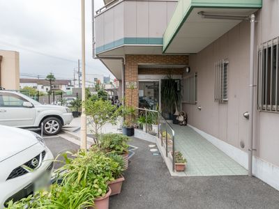 エントランス付近の施設外観