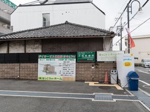 施設前の掲示物と外観