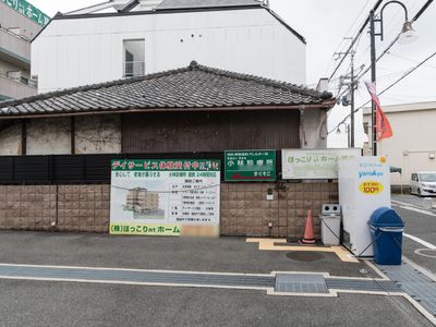 施設前の掲示物と外観
