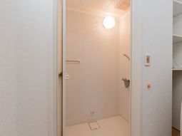 シンプルな浴室の一室