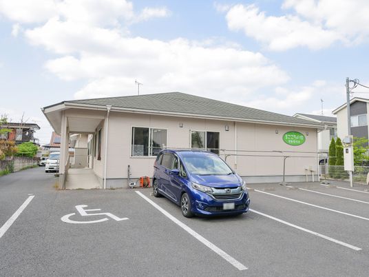 駐車場付きの建物外観