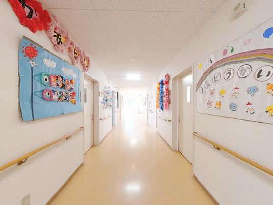 壁飾りがある廊下