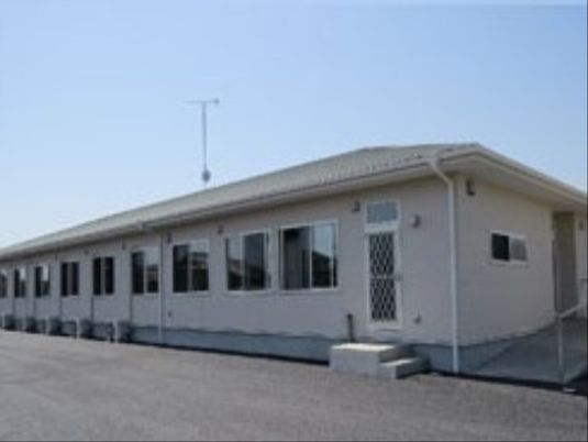 白い壁の平屋建て外観