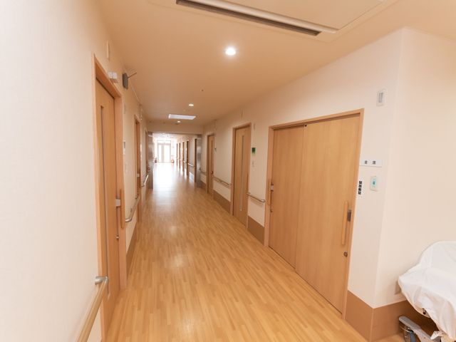 明るく清潔な廊下