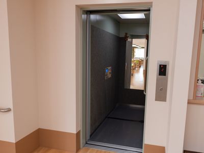 開いたエレベーターの入り口