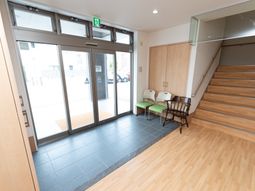 明るいエントランスの空間