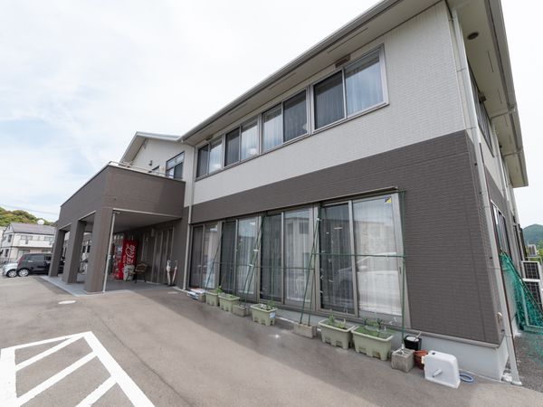 モダンな建物のエントランス