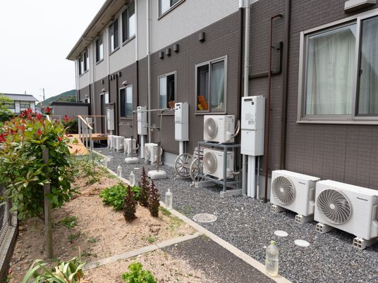 施設外観とエアコン
