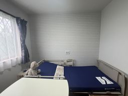 ベッドと窓付きの居室