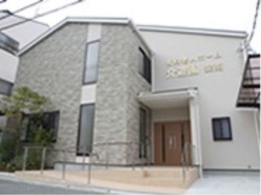 新しい明るい建物外観