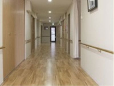 広く明るい通路