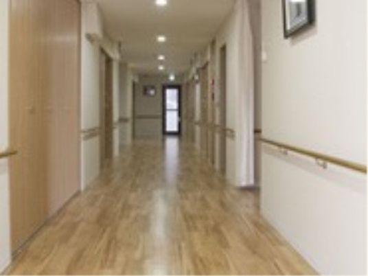 広く明るい通路