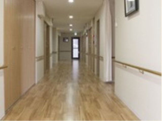 広く明るい通路 通路 ゆったりとした幅のある通路は、明るく清潔な雰囲気を持ち合わせており、快適に移動をサポートします。