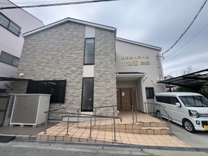 スロープ付きのエントランス