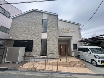 スロープ付きのエントランス