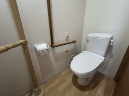 手すりのある設備のトイレ