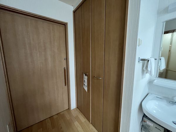 木製扉の廊下