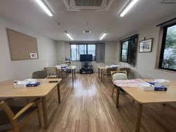自然光が差し込むラウンジ