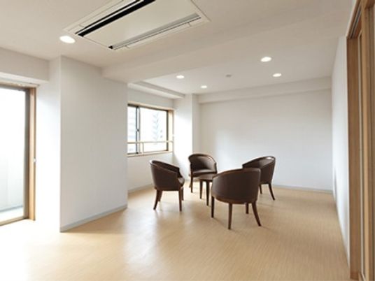 明るい居室の一角