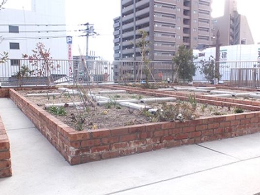 煉瓦造りの屋外庭園